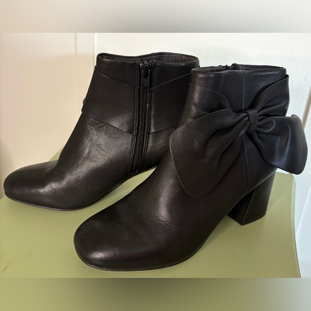 Seychelles Catwalk Bow Black Leather Boot w Round Toe & 2.75” Heel Sz 6.5 NWOT - Picture 3 of 6